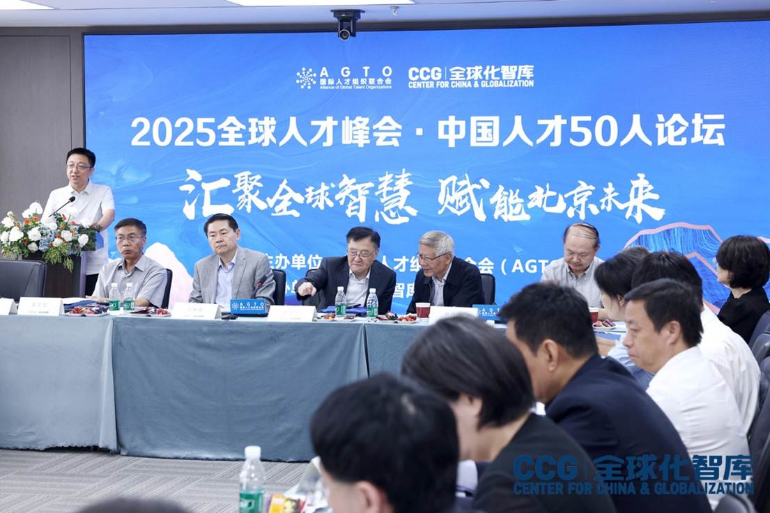 人们在看台上的人群 AI 生成的内容可能不正确。