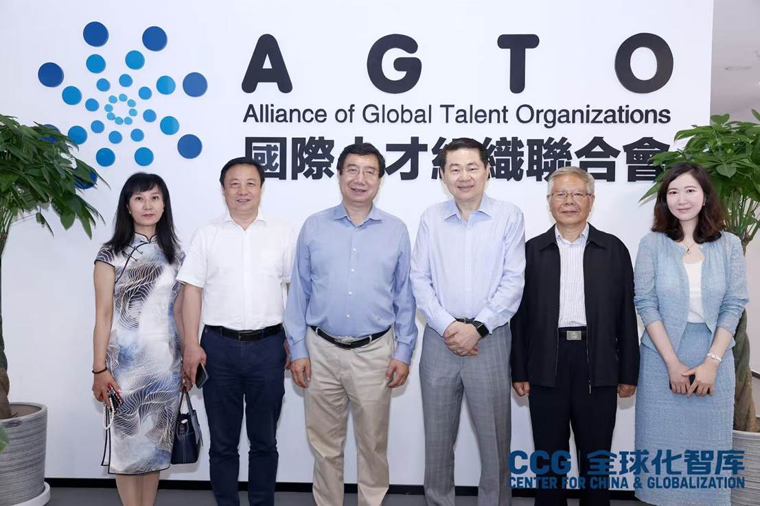 一群人站在一起合影 AI 生成的内容可能不正确。